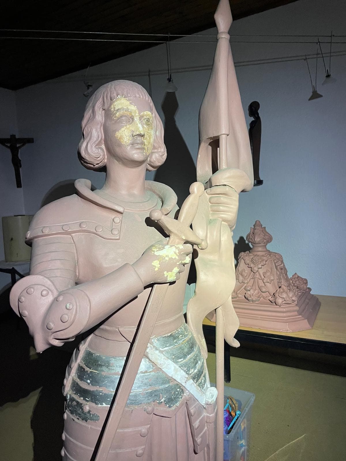Statue restaurée à la main — 5