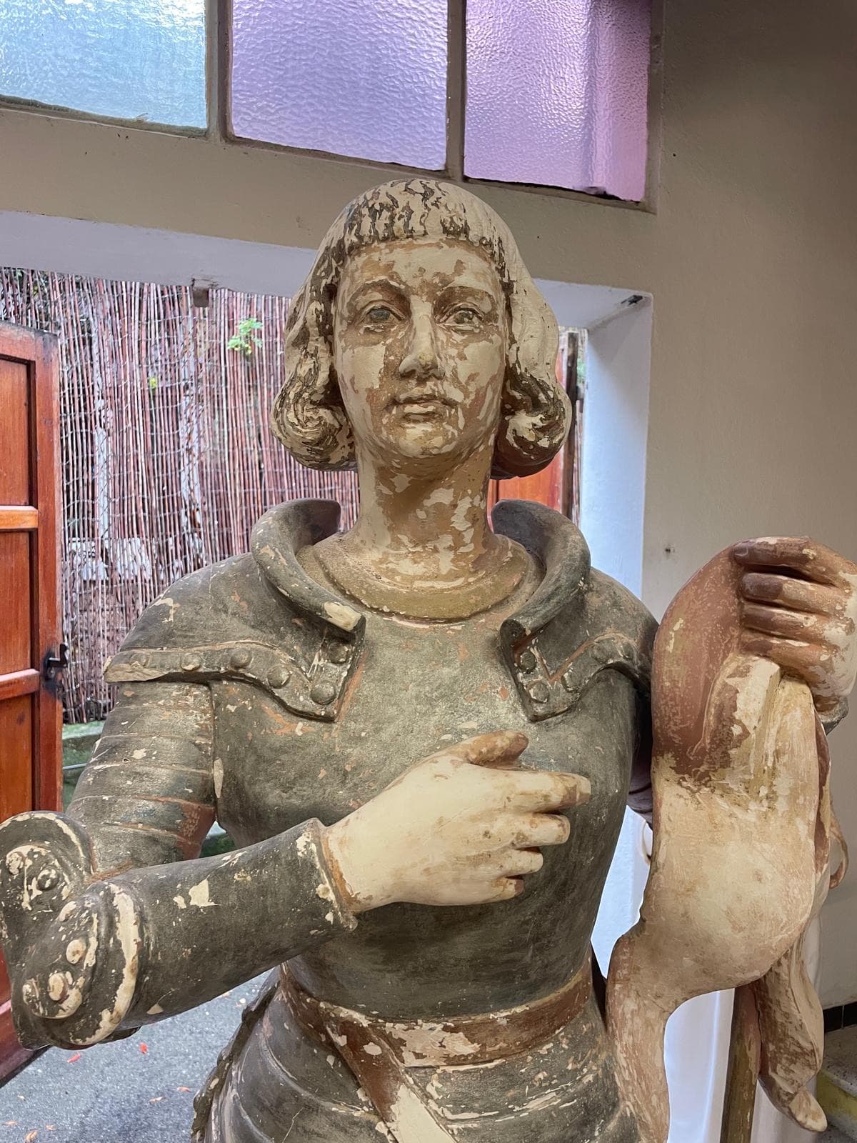 Statue restaurée à la main — 6