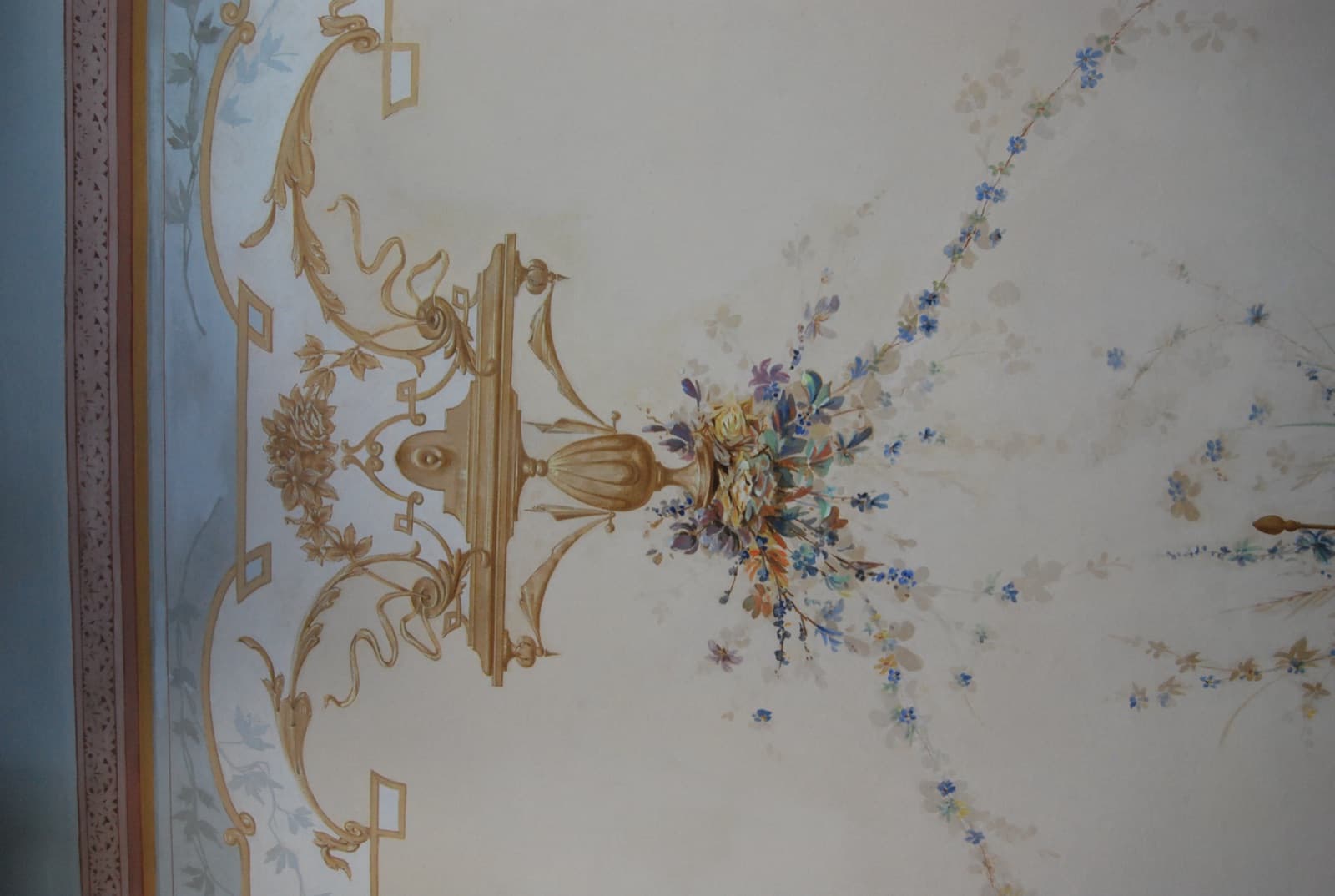 Plafond peint restauré à la main — 3