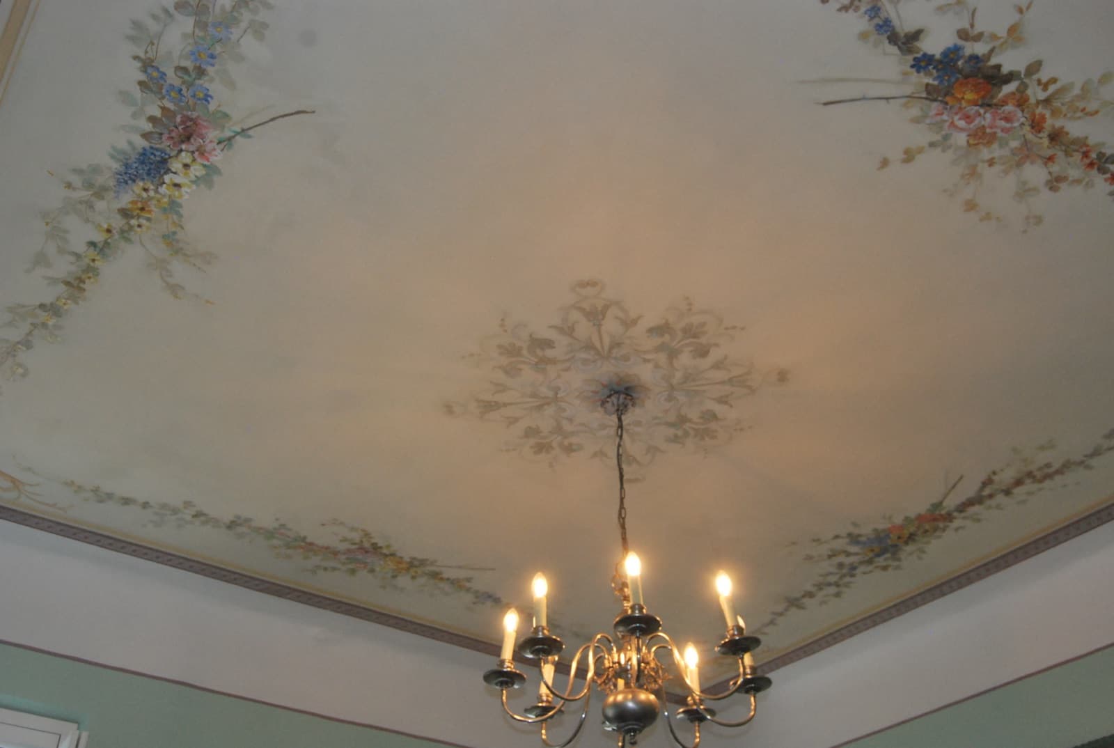 Plafond peint restauré à la main — 9