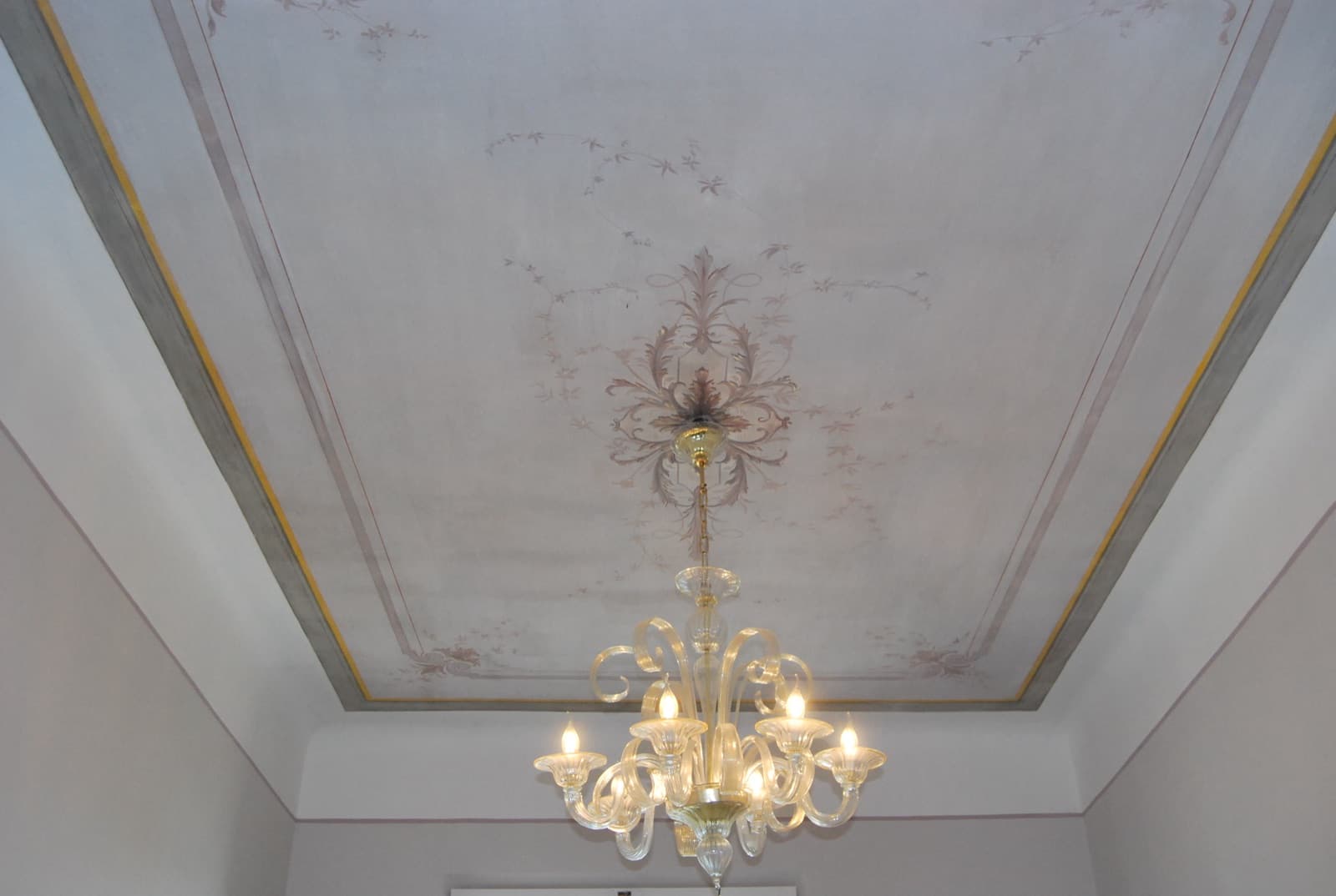Plafond peint restauré à la main — 10