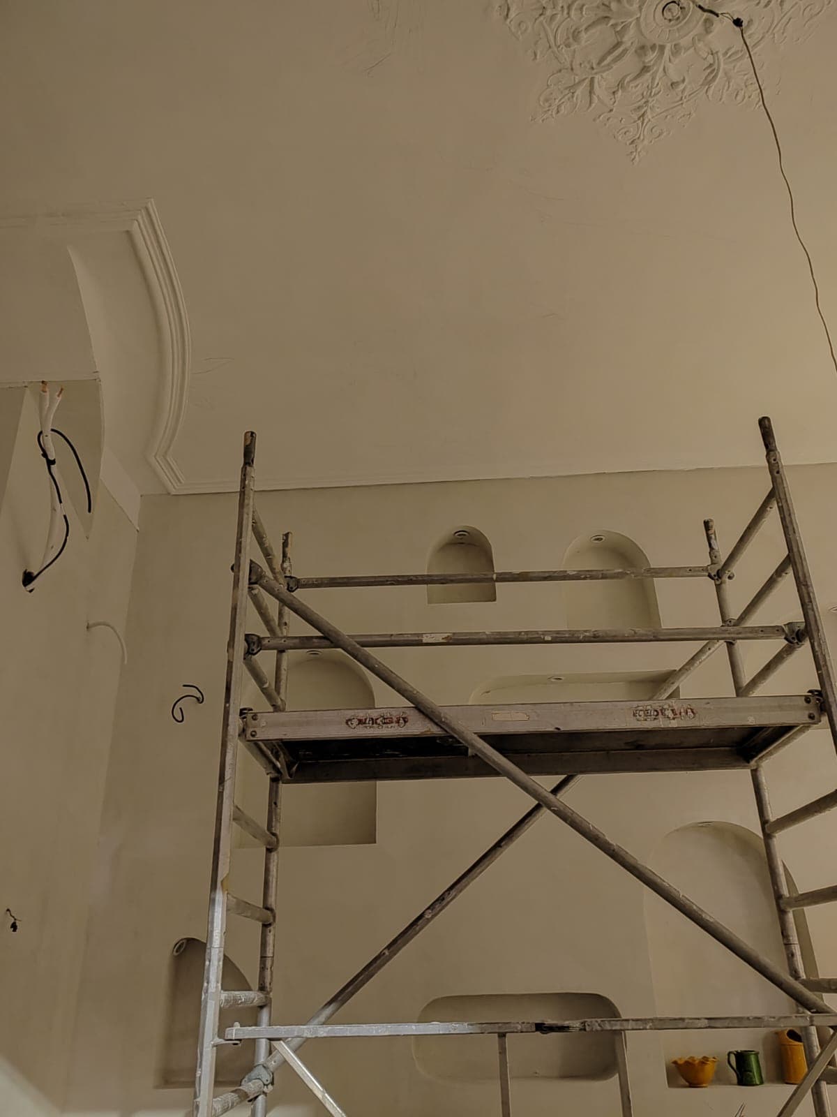 Plafond peint restauré à la main — 16