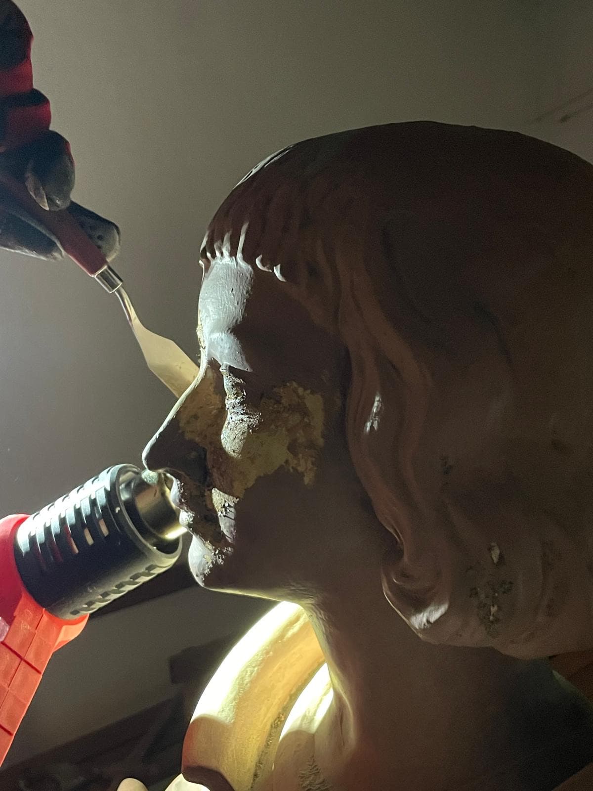 Statue restaurée à la main — 1
